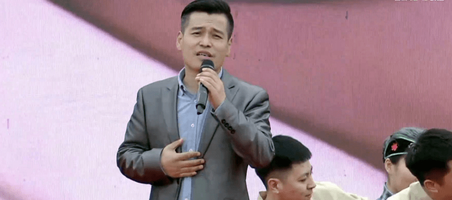 众多歌舞表演  让现场氛围格外欢乐 剧中主演郭旺  带来的一曲《老农