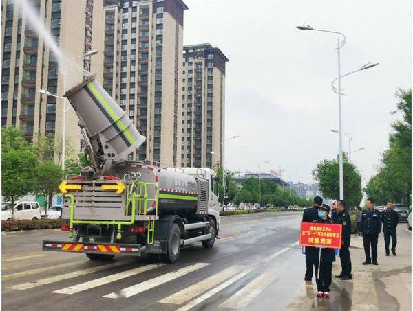 雾炮车喷雾抑尘作业洒水车洒水作业根据省,市,县关于城市道路扬尘治理