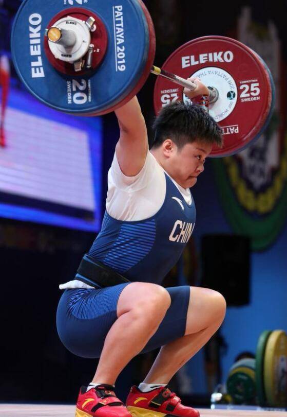 举重锦标赛,结束了女子87公斤级争夺,中国两将发挥出色,汪周雨以抓举