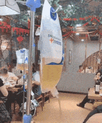 搞笑GIF:妹子,看着你挺漂亮的,假发一摘是个秃顶