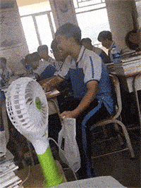 搞笑GIF:这孩子肯定会怀疑人生