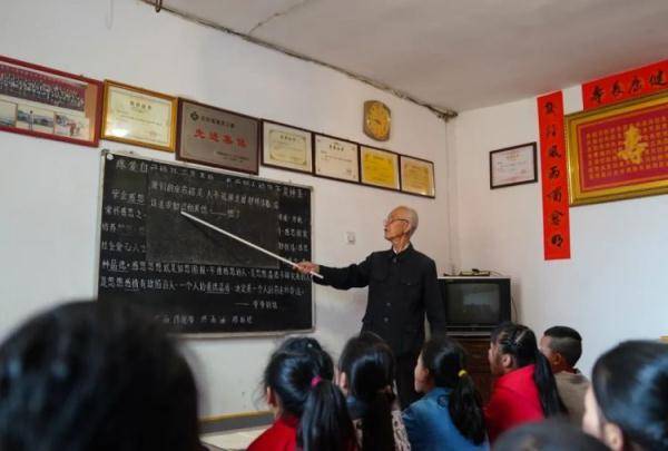 他有一个奇怪的名字,叫"3点半爷爷"_缪延相