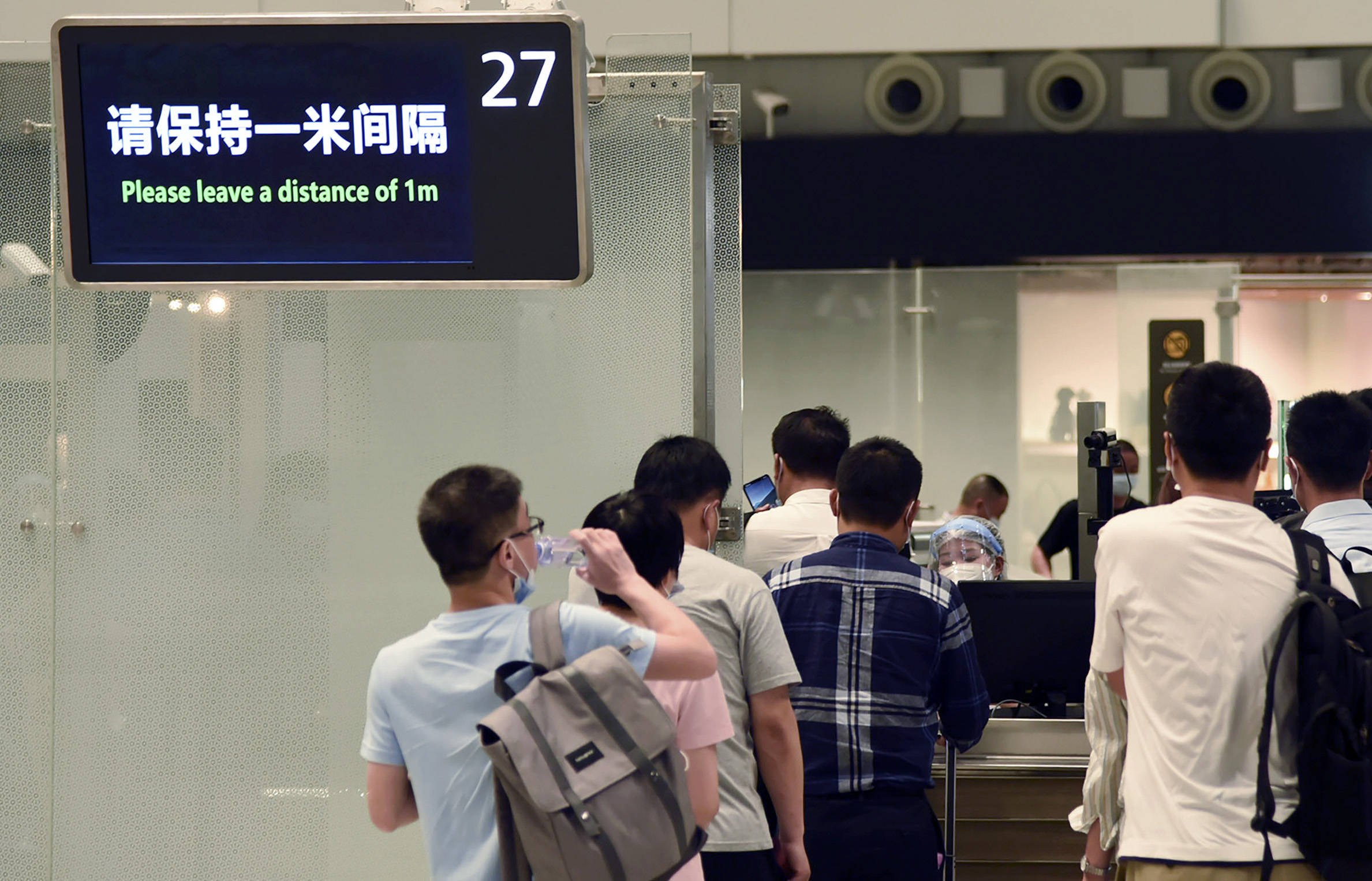 乘客排队接受安检准备登机(4月26日摄).