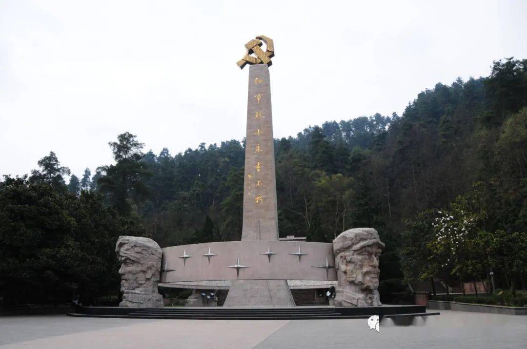 1953年,遵义市确定在小龙山上修建红军烈士公墓,将烈士遗骸陆续集中迁