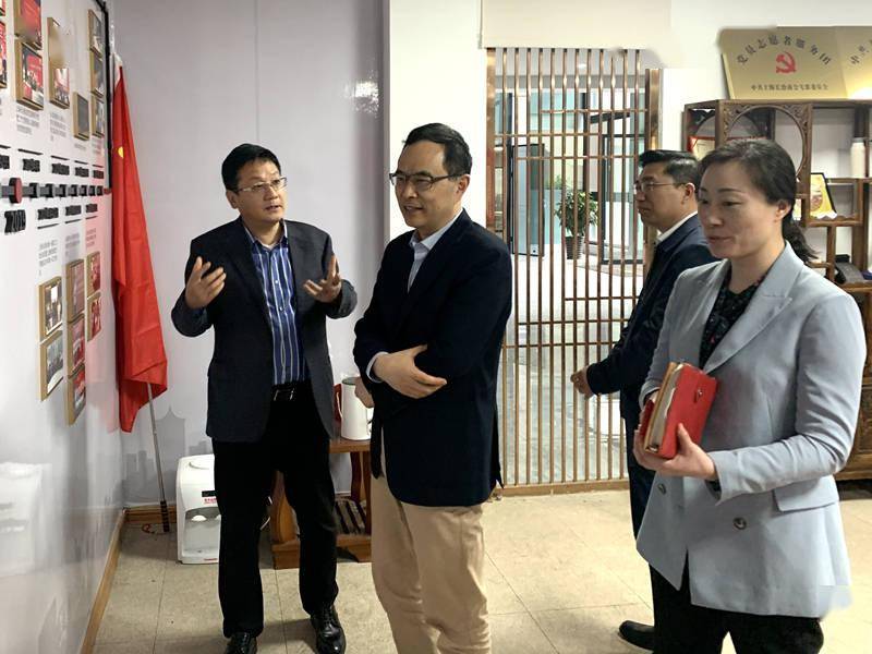 带队走访企业_梅陇镇