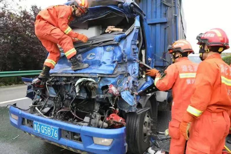沪渝高速两车追尾司机受伤被困黄梅消防快速救人