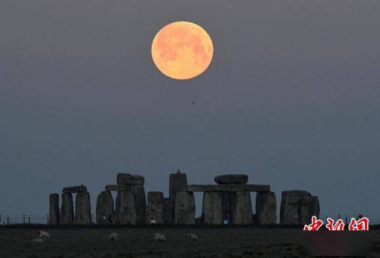 4月27日,世界多国夜空现2021年首次"超级月亮"景象.