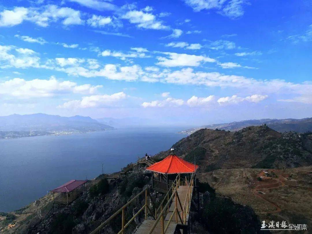 澄江东岸最高的山峰——大黑山,海拔2349米,以遍山黑石得名.