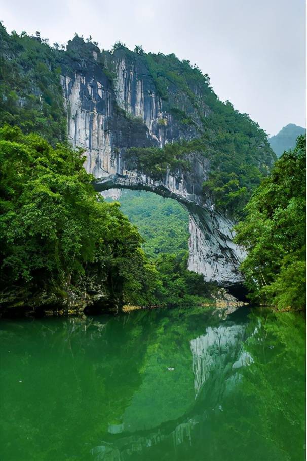 在布柳河,除了可以乘竹筏赏青山绿水,亦可搭乘飞艇体验惊险刺激.