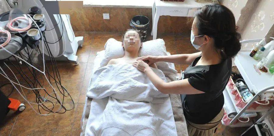 全裸服务,按摩乳房,视频曝光被深扒:你以为的保养,是在送命!