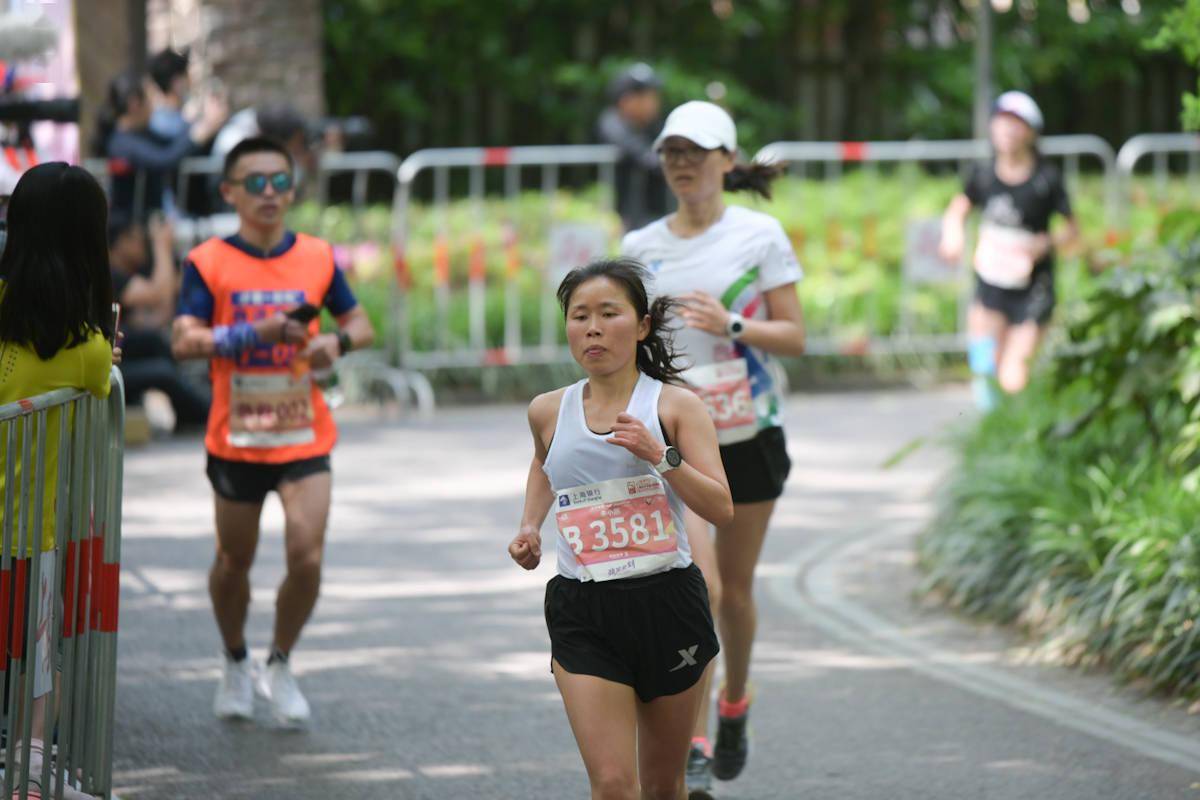 夺得2021上海女子半程马拉松赛冠军,潘红,杨冰洋分列二,三位