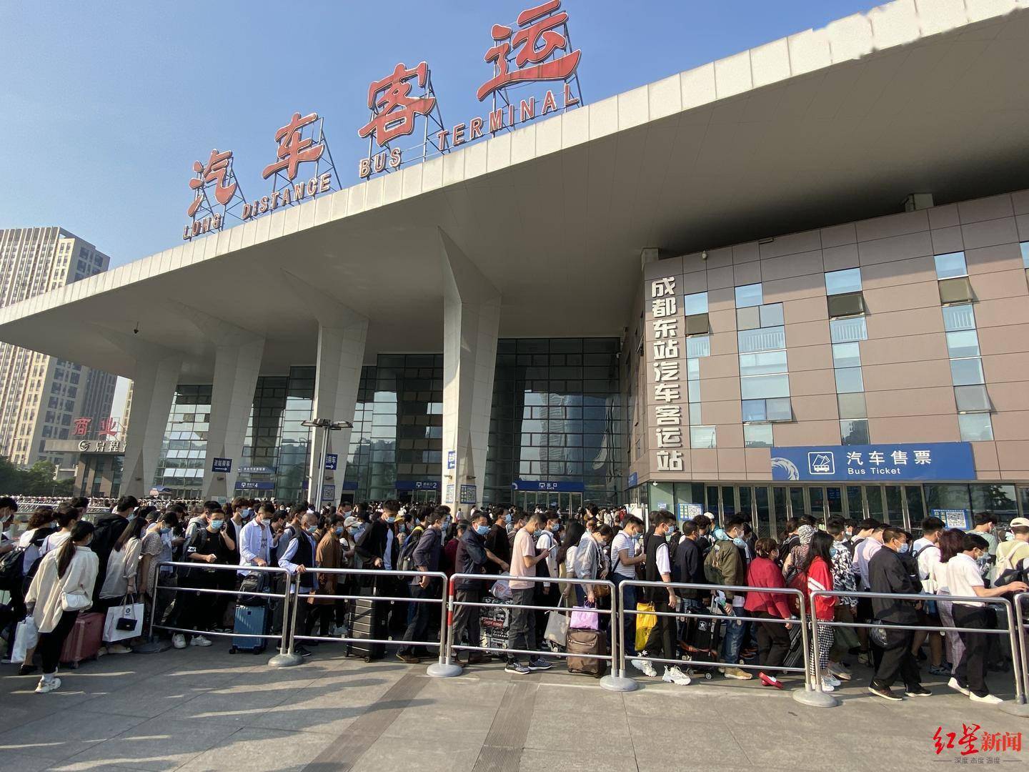 成都东站汽车客运站站前广场排队安检的旅客根据四川省交通运输厅