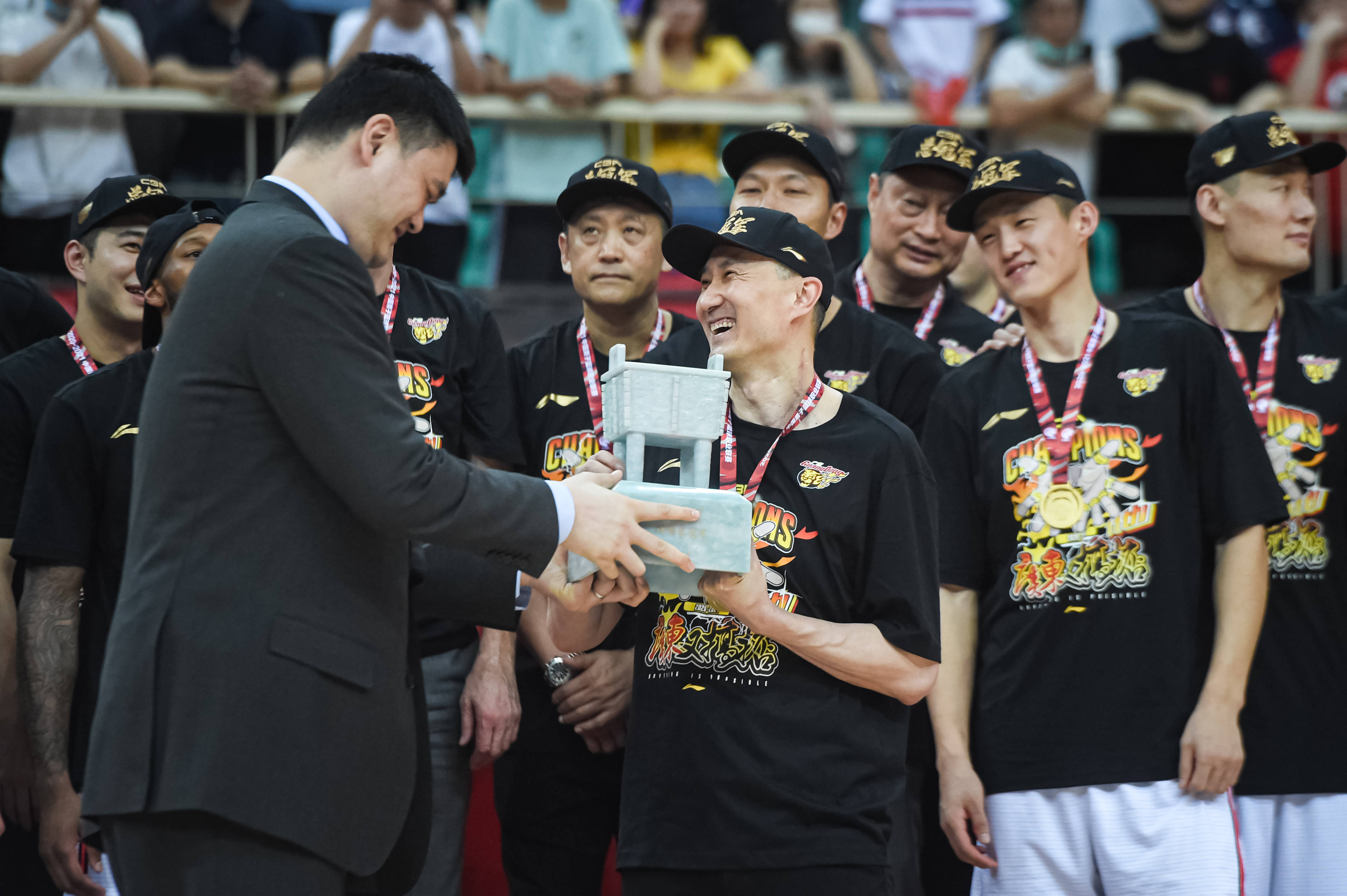 5月1日,中国篮协主席姚明(前左)向广东东莞大益队主教练杜锋(前右)