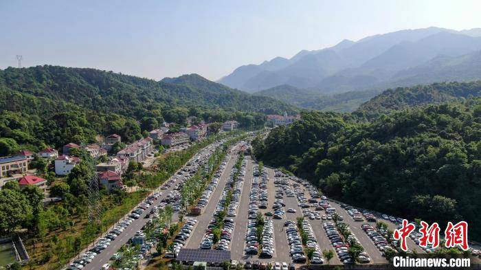 5月2日,航拍下的江西庐山风景名胜区南门换乘中心停车场迎来了高度