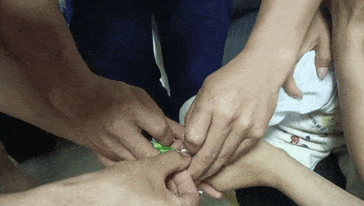 夫妇抱着孩子深夜直奔消防站,究竟为何……_小男孩