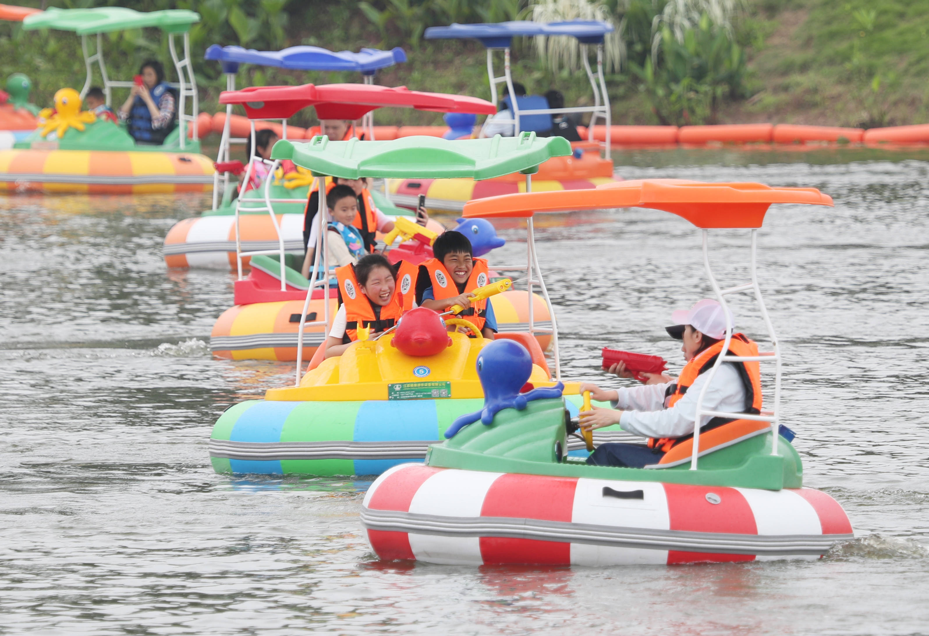 5月4日,游客在重庆市璧山区枫香湖儿童公园体验水上游乐项目.