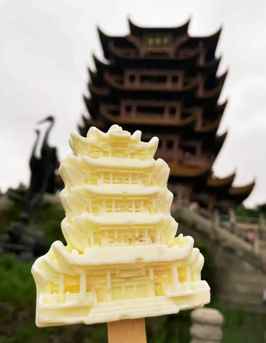 江西滕王阁雪糕古人也是如此,喜欢高大威武的名楼,看到黄鹤楼的这个