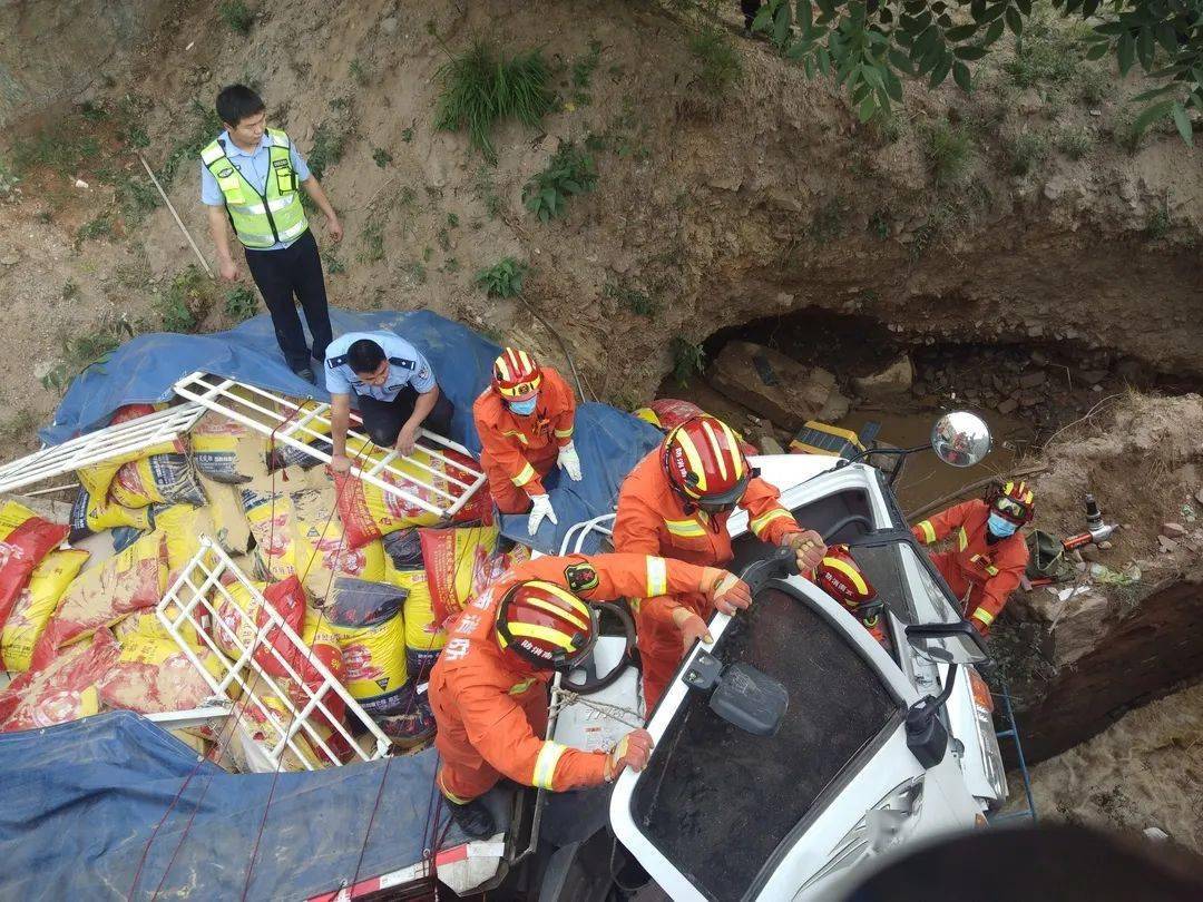 成功处置车辆侧翻事故2接警后,云县大队随即出动1车7人前往处置.