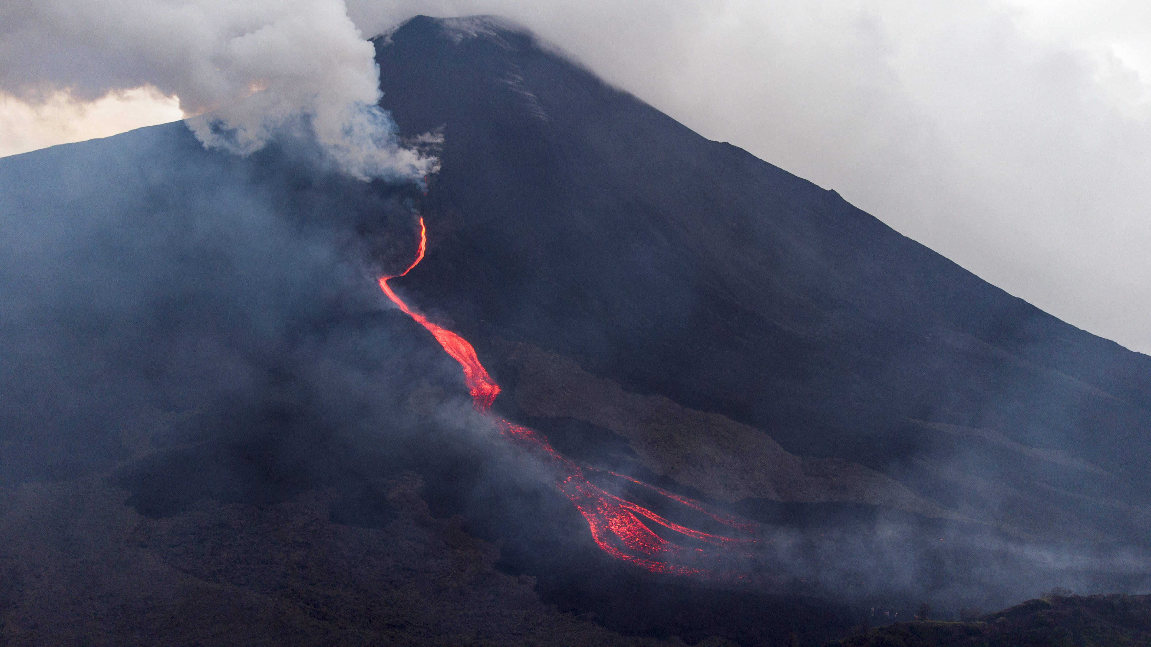 危地马拉帕卡亚火山持续喷发