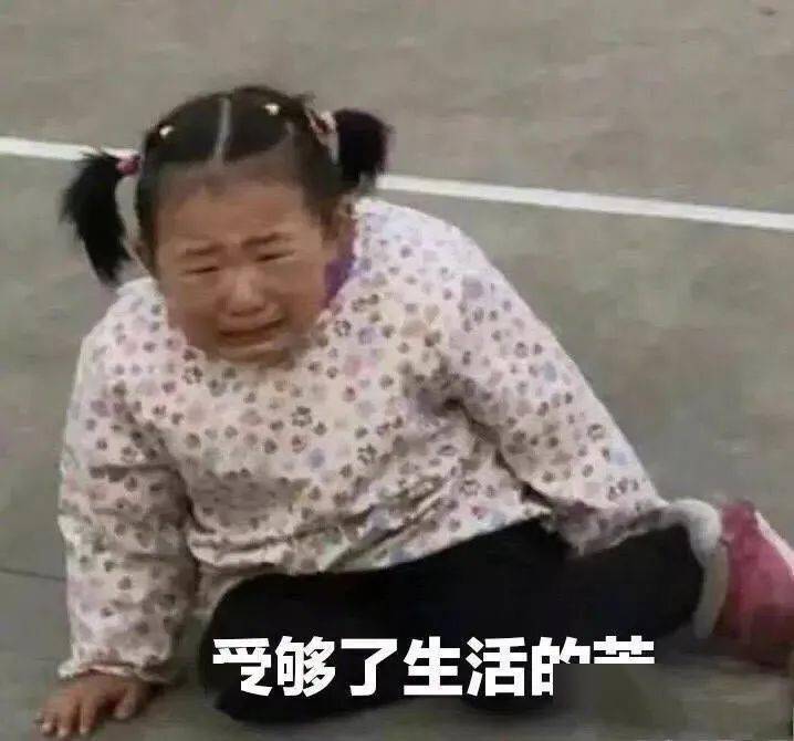 厦门地铁站,孩子地上打滚哭闹,妈妈却在.
