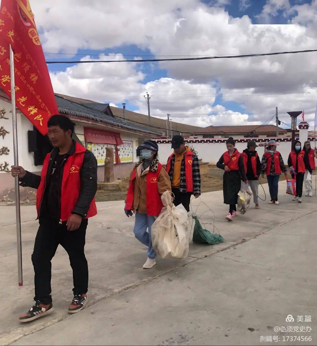 我为群众办实事共青团石渠县委组织基层团委开展防灾减灾爱国卫生活动