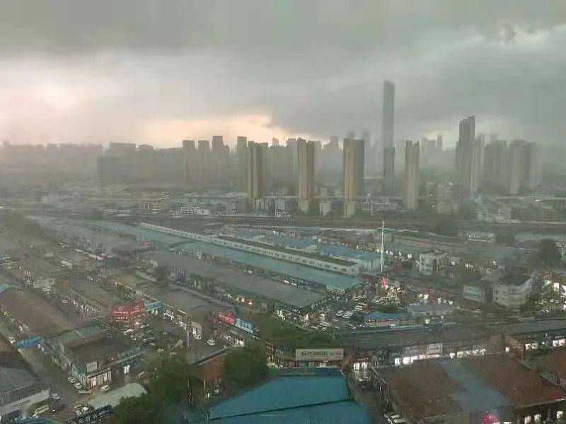刚刚武汉电闪雷鸣暴雨倾城路灯全开接下来的天气