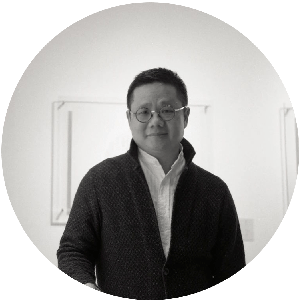 沈烈毅 1969年生于杭州,1995年毕业于中国美术学院雕塑系,现任教于