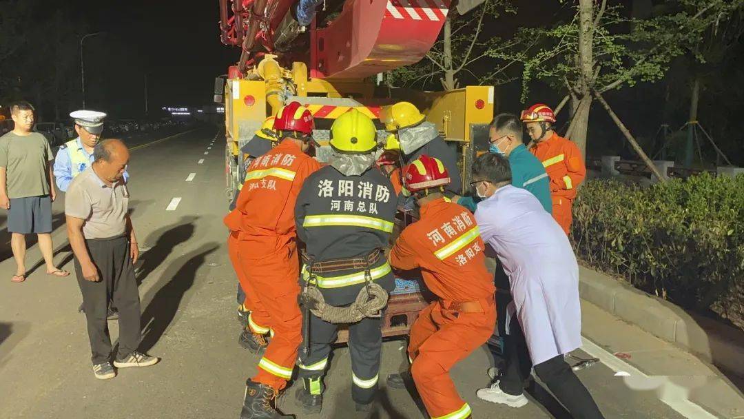 河南洛阳酒后驾驶酿车祸消防员深夜救援