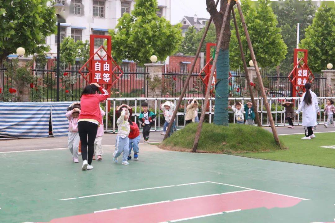 防范灾害风险 筑牢安全基础 信阳市百花幼儿园举行防地震演练