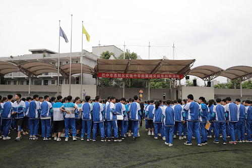 恩阳区实验中学开展防震演练活动