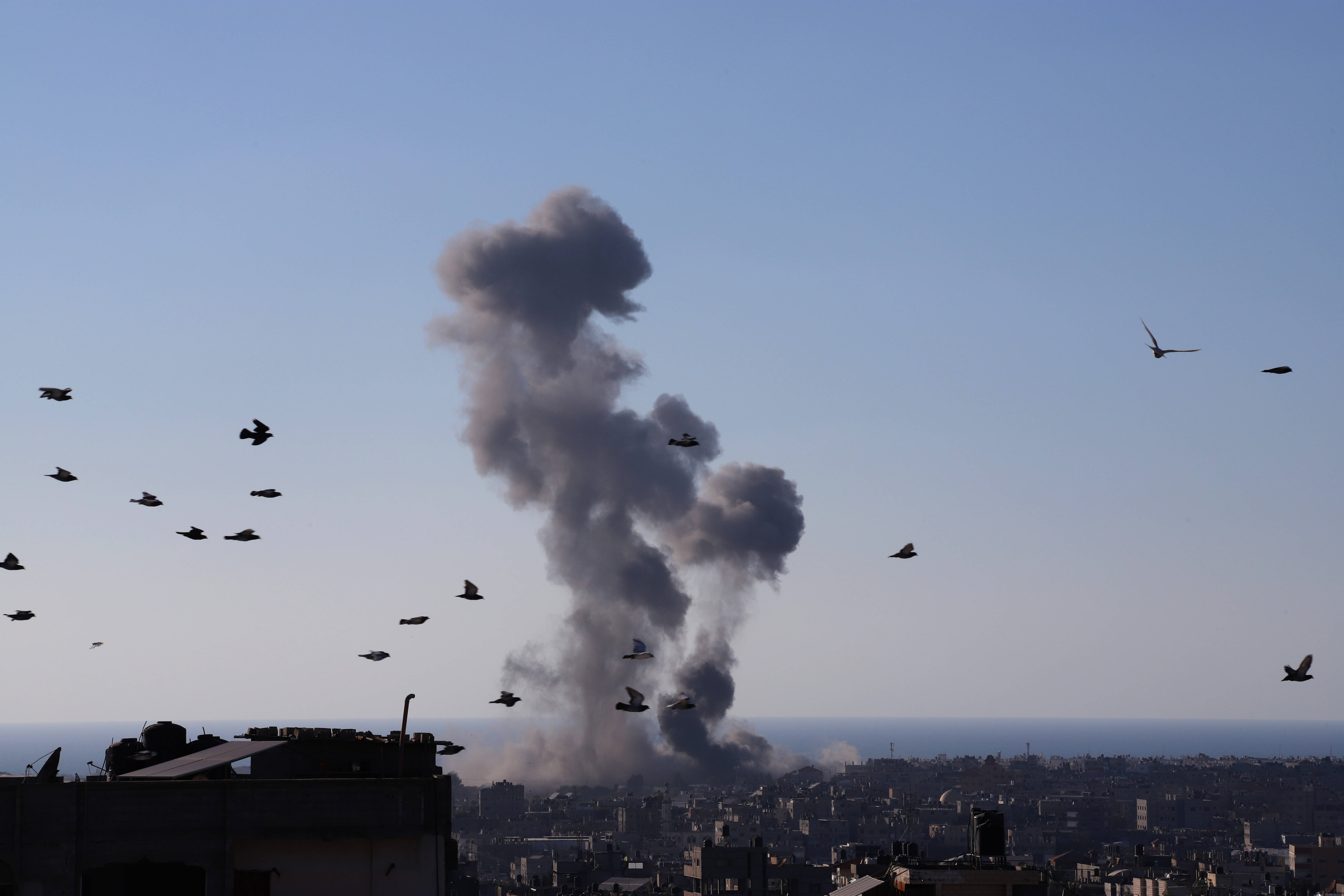 5月13日,加沙地带拉法遭以色列空袭后升起浓烟.