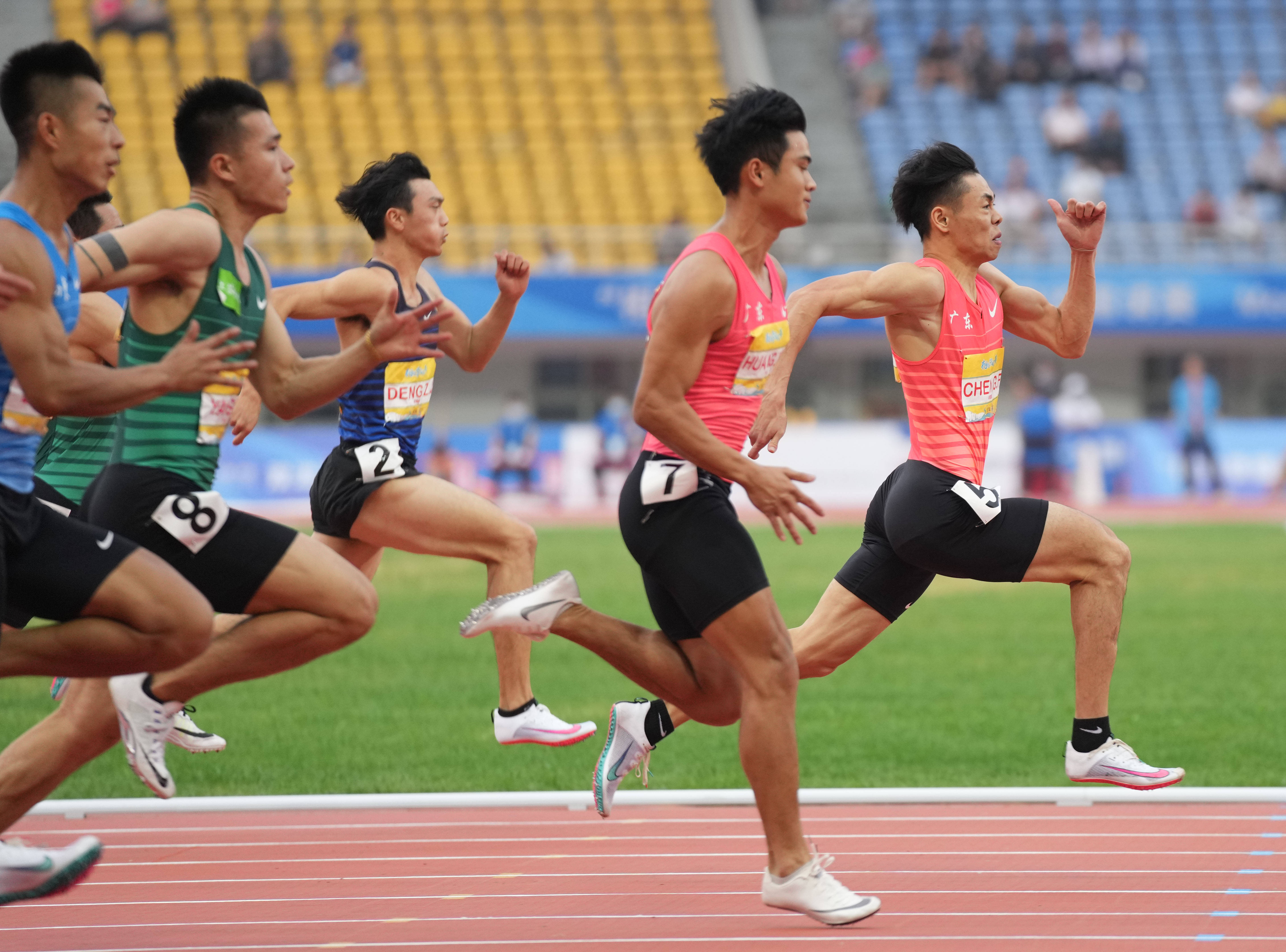 5月14日,广东队选手陈冠锋(右)在男子100米决赛中.