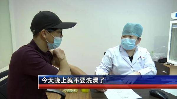 打完疫苗之后需要在现场观察半个小时才能离开,当天晚上不能洗澡,烟酒