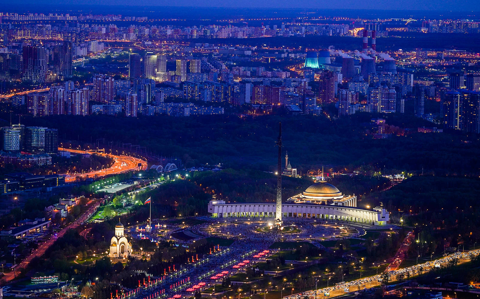 这是5月9日在俄罗斯莫斯科航拍的胜利公园夜景.