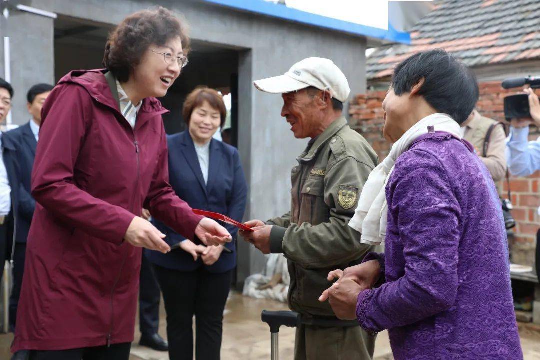 市委书记张惠来我镇走访慰问残疾人助残机构