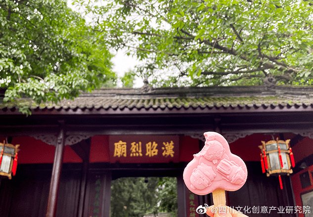 "丞相祠堂何处寻,锦官城外柏森森,杜甫的诗为武侯祠做了千年的宣传