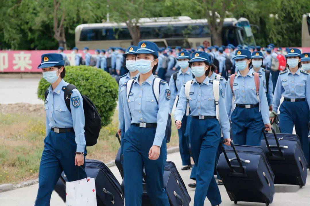 00后新飞行学员已就位_陆航