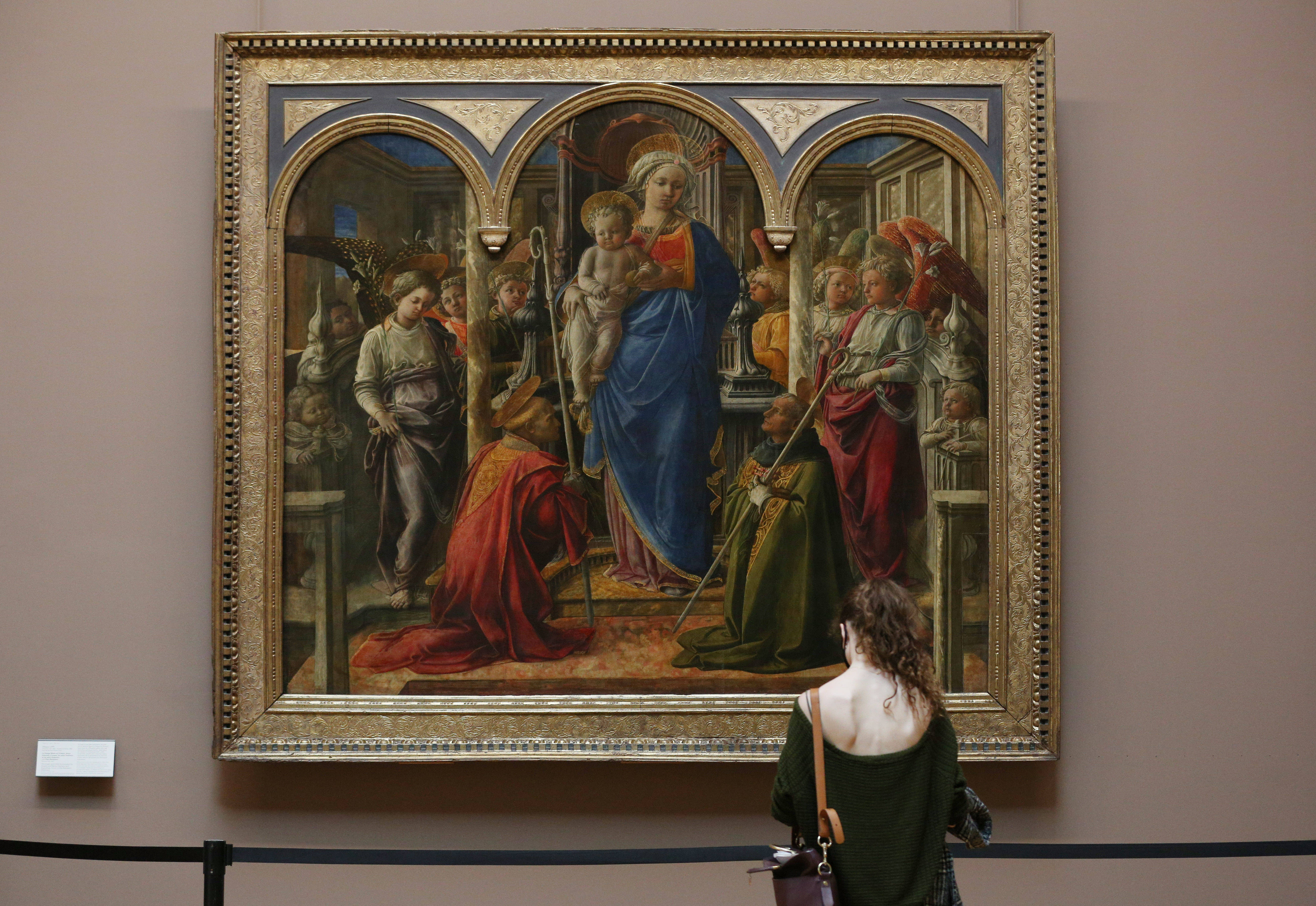 5月19日,一名女子在法国巴黎的卢浮宫博物馆参观达·芬奇名画《岩间
