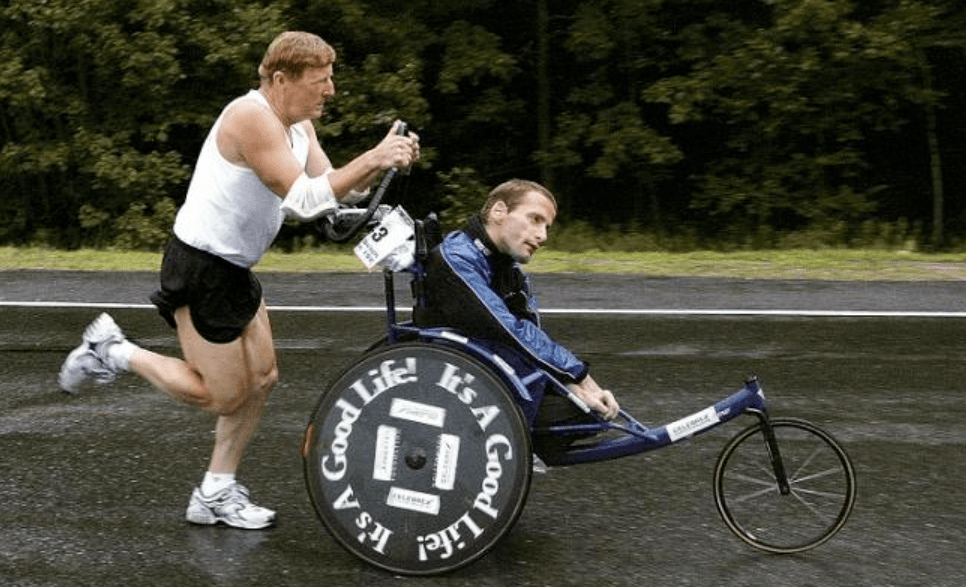 com现年 59 岁的瑞克·霍伊特(rick hoyt)出生时,因为脐带环绕颈而