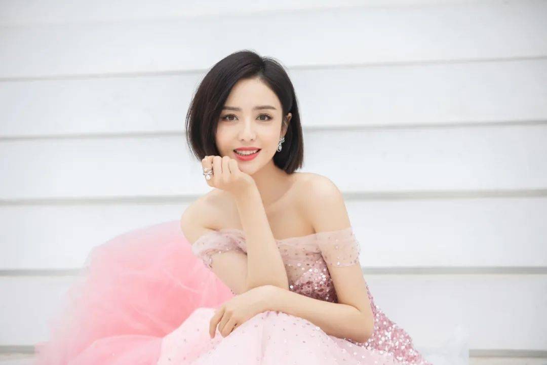 佟丽娅离婚全网恭喜:忍气吞声的"贤妻良母式婚姻",早该抛弃了!