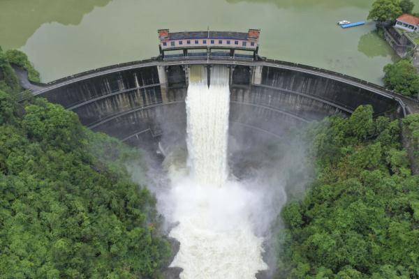 5月21日,浙江省温州市永嘉县金溪水库开闸泄洪(无人机照片.