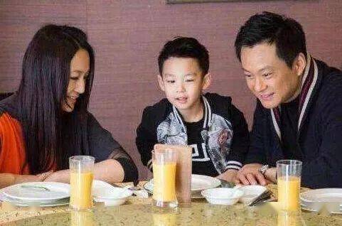44岁曹颖一家近照,老公长得一言难尽,儿子被称"最帅星