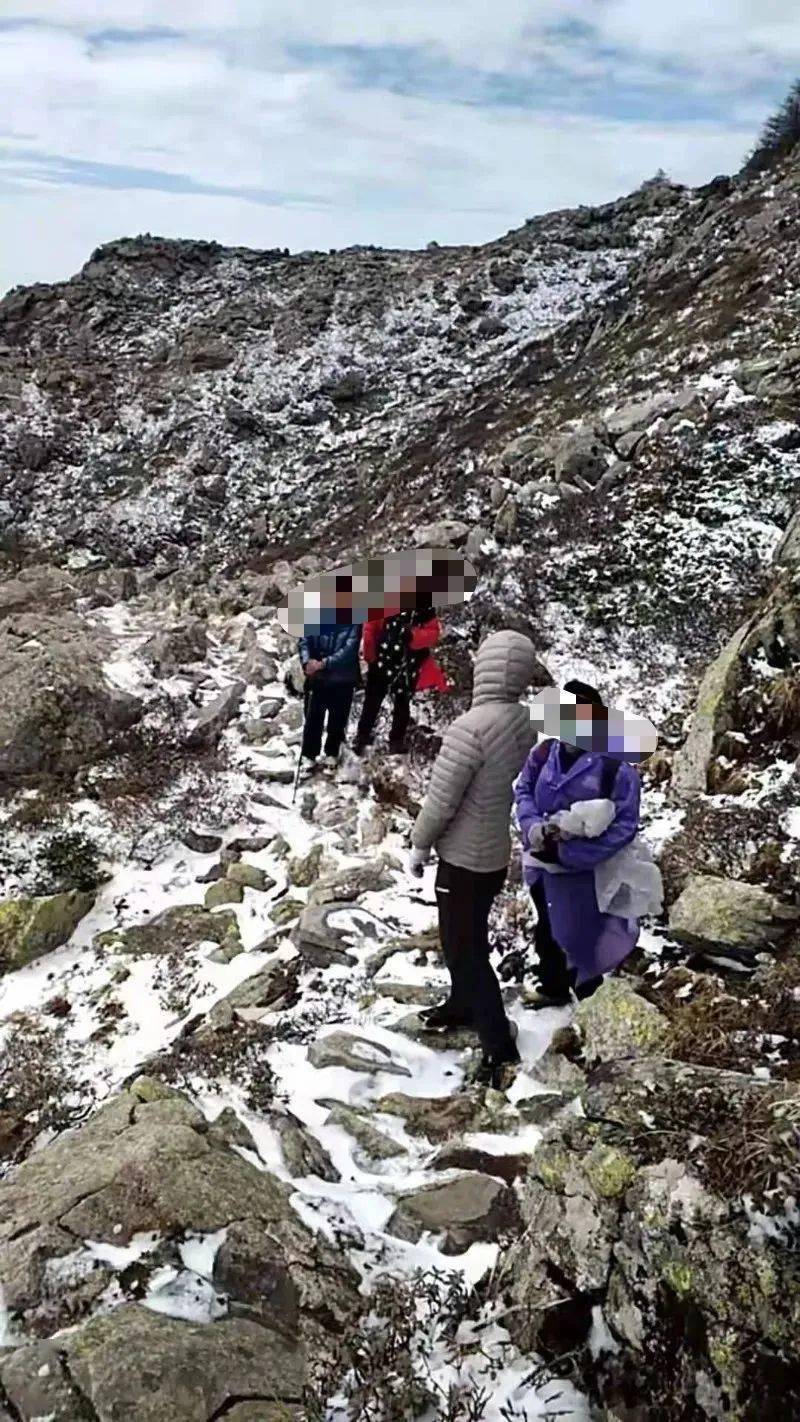 陕西2名大学生违规登山被困_太白山