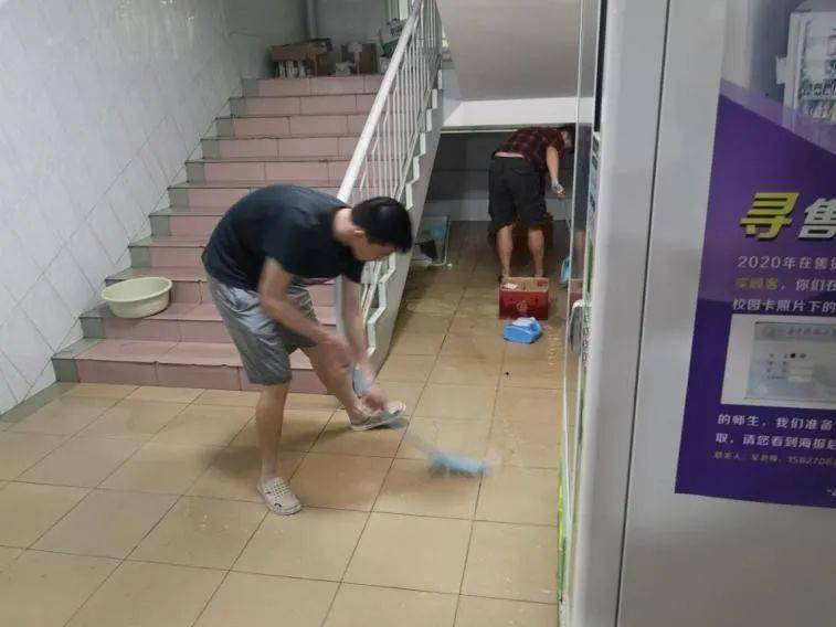 我为同学做件事|特别篇——暴雨中的温情_积水