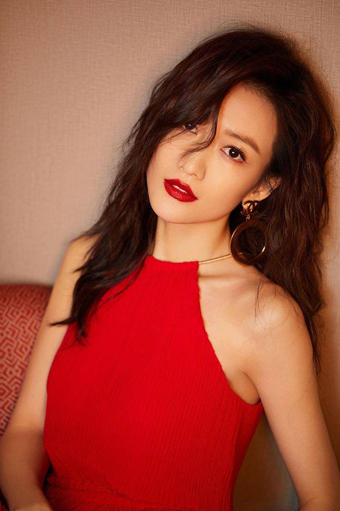 王鸥红裙写真浪漫似火 烈焰红唇妩媚性感甜笑迷人