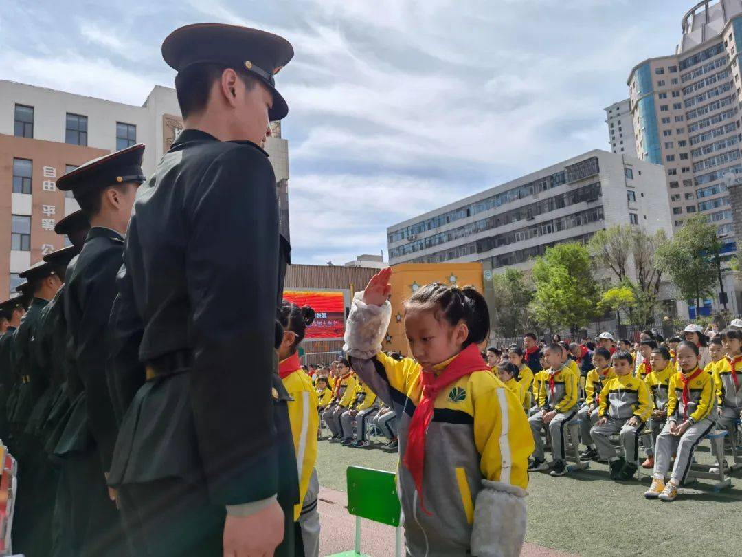 队数名官兵再次来到西宁市北大街小学为少先队的新鲜血液佩戴红领巾