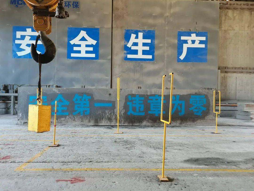3穿跨高低桩经过两轮激烈地比拼,综合各项评比指标,评委最终冯俊逸,谭