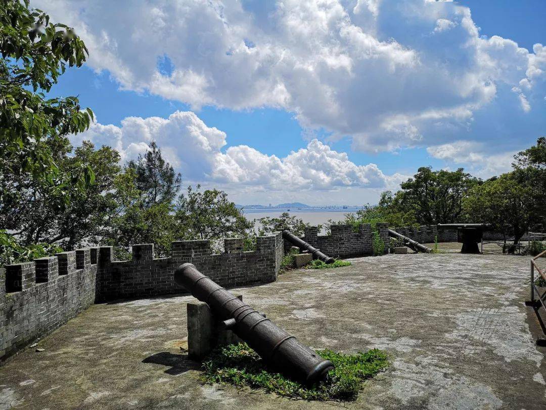 炮台座落位置和对岸乐清磐石山的镇瓯炮台南北相隔10海里,两岸大炮