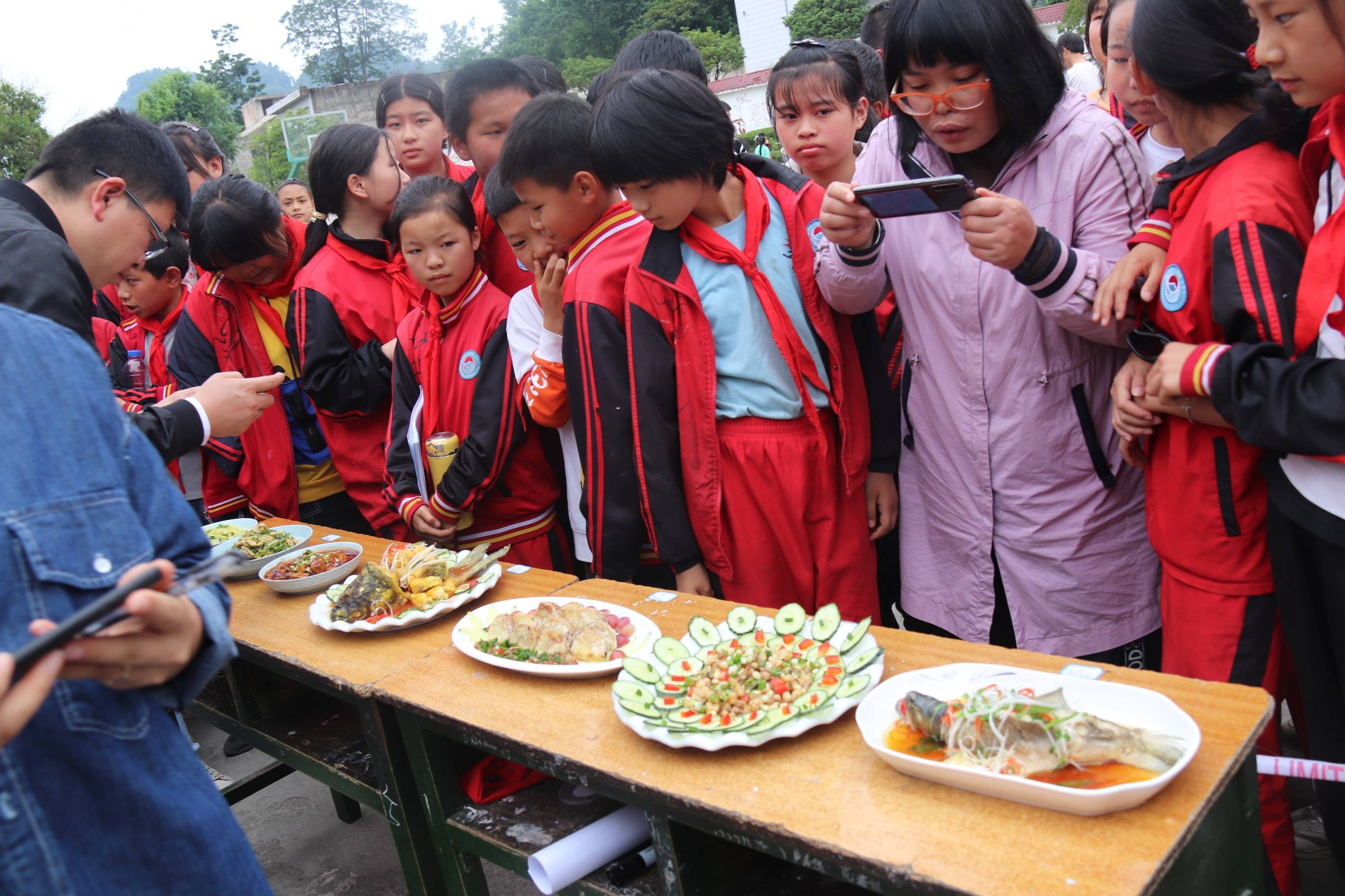 5月28日,黔西市大关镇小学生厨艺大赛部分小组作品