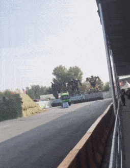 搞笑gif:父母给留下的二层小洋楼,不知道能娶上媳妇吗
